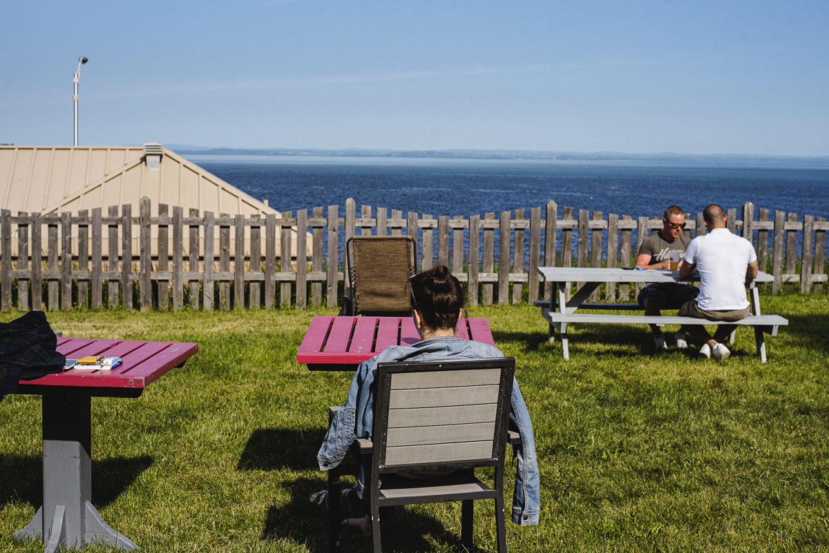 terrasse auberge de jeunesse la secousse la malbaie