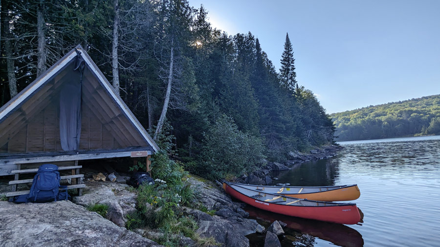 lean to lac windigo camping montagne du diable rando chien laurentides